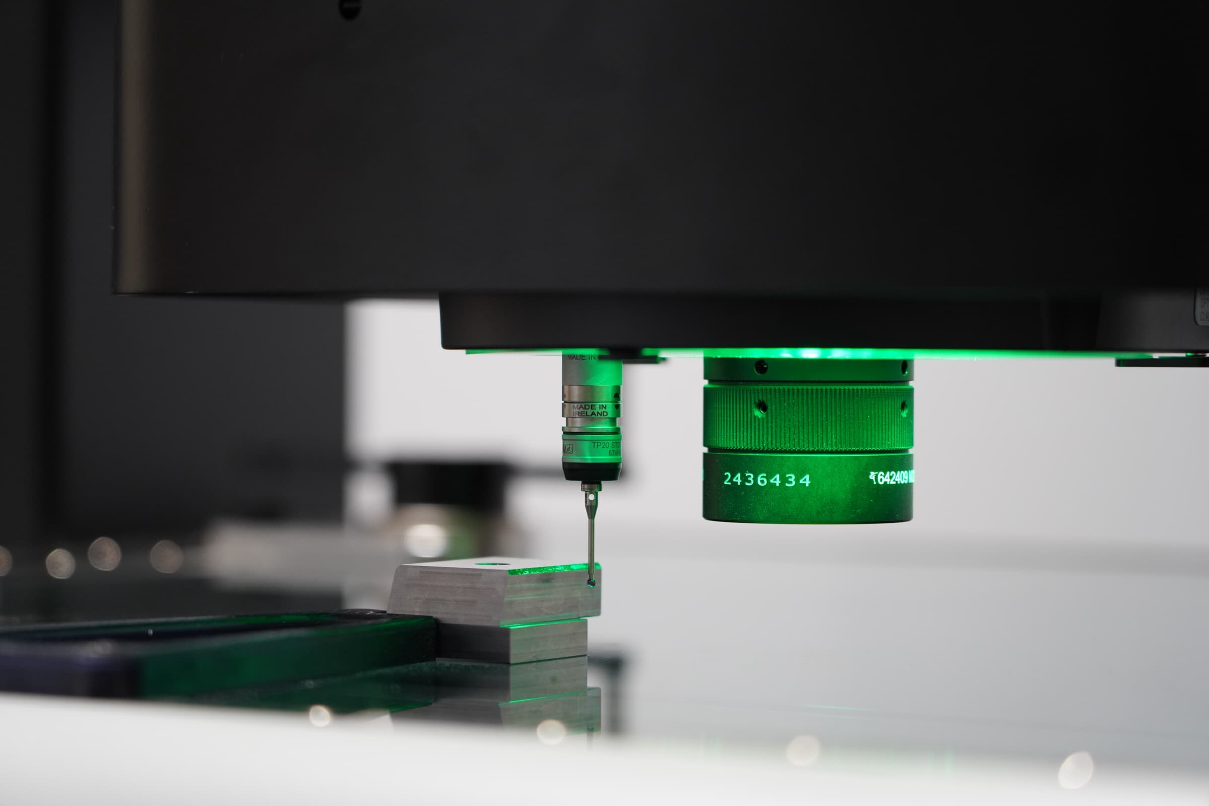 Touch probe measuring a molded part